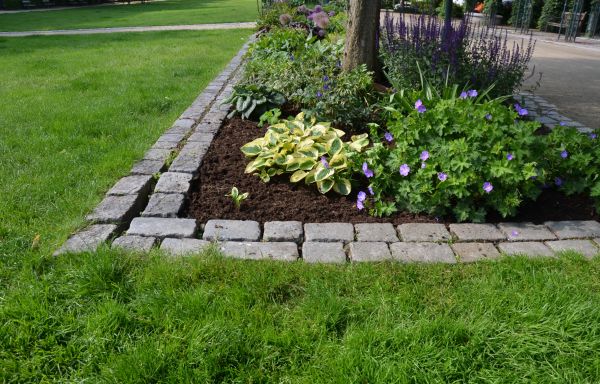 Flower Bed Mulching in Lilburn